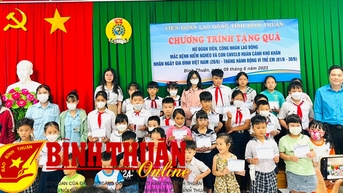 Trao 274 phần quà cho nữ đoàn viên và trẻ em con công nhân khó khăn