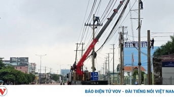 ប៊ិញ ឌឿង រុះរើបង្គោលអគ្គិសនីមួយចំនួនធំ ដើម្បីបម្រើការស្ថាបនាផ្លូវជាតិលេខ១៣។