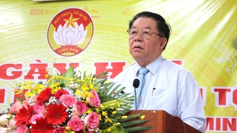 Trưởng Ban Tuyên giáo Trung ương Nguyễn Trọng Nghĩa tặng quà, chung vui Ngày hội Đại đoàn kết toàn dân tộc tại ấp Tân Bắc