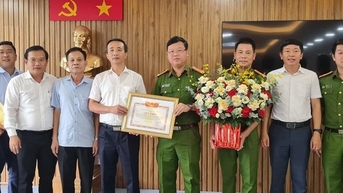 Bộ trưởng Bộ GD&ĐT tặng bằng khen cho lực lượng công an Đà Nẵng
