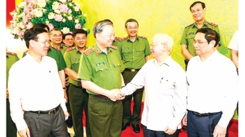 ការ​កសាង​កម្លាំង​ប៉ូលិស​ប្រជាជន​ដ៏​ស្អាត​ស្អំ និង​រឹងមាំ