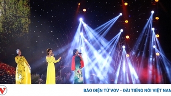 កម្មវិធីសិល្បៈប្លែកៗ "សរទរដូវសម្រាប់អ្នក" នៅ Hue