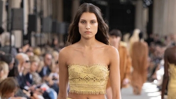 Diện áo crochet, đan, móc nhỏ là cách xuống phố chuẩn phong cách ngôi sao