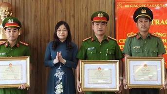 Tặng bằng khen công an phá chuyên án sản xuất sách giáo khoa giả