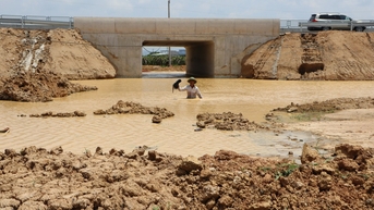 Khổ vì không có đường đi sau khi cao tốc thông xe