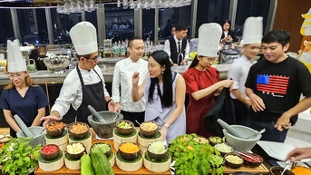 Cửa hàng, siêu thị tưng bừng khuyến mãi, khách ngỡ ngàng khi uống cà phê được tặng quà 20-10