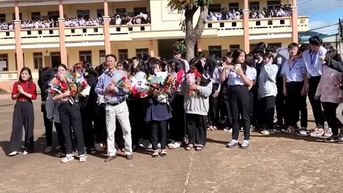 Buổi chia tay thầy hiệu trưởng đầy xúc động