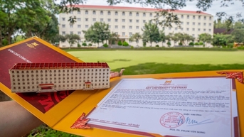 Tân sinh viên khoe giấy báo trúng tuyển đại học năm 2024 đẹp lung linh
