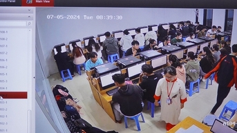 "봉사"를 믿기 때문에 뒤로 넘어진다
