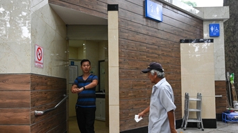 បង្គន់សាធារណៈក្នុងទីក្រុងធំចំនួន 2 បង់ប្រាក់ដើម្បីចៀសវាង "ដកដង្ហើមរបស់អ្នក"