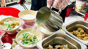 Bánh canh giá 12.000 đồng/bát ở TP.HCM, khách ngồi kín chỗ, gọi 2 bát 'cứu đói'