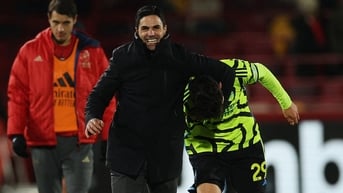 Arteta kẹp cổ, kéo Havertz ra chia vui với CĐV