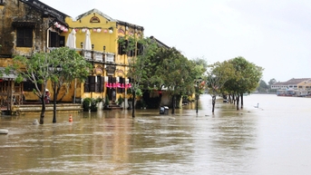 Mưa lũ hoành hành các tỉnh miền Trung