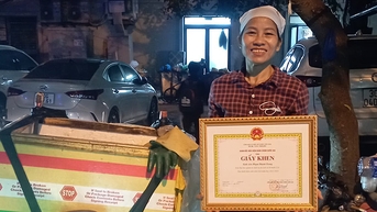 Chàng trai dành giấy khen sinh viên giỏi cho người mẹ nhặt rác