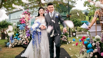 Khoảnh khắc Quang Hải nắm tay Chu Thanh Huyền lên lễ đường