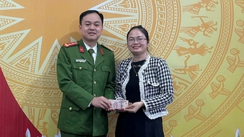 Người phụ nữ vui mừng nhận lại tiền chuyển nhầm từ... 2 năm trước