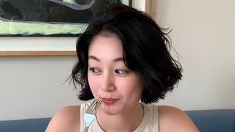 짧은 머리 스타일은 얼굴을 갸름하게 보이게 하고, 커트는 의심할 여지 없이 아름답습니다.
