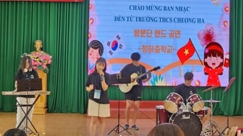 Học sinh TP.HCM nhảy 'APT.' tưng bừng cùng học sinh Hàn Quốc