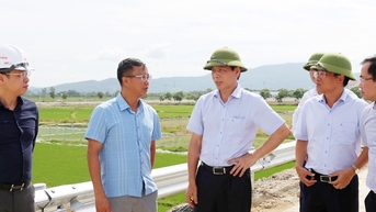 Người lao động ‘đổ mồ hôi, sôi nước mắt’ gấp rút cho ngày thông tuyến cao tốc
