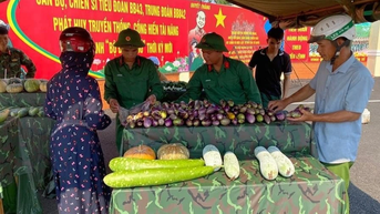 ទាហាន​បាន​នាំ​យក​បន្លែ​ដាំ​តាម​ផ្ទះ​ចំនួន​១​តោន ចែក​ជូន​ប្រជាពលរដ្ឋ​ដែល​ខ្វះខាត