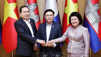 Ba Chủ tịch Quốc hội Việt Nam - Lào - Campuchia ăn sáng làm việc
