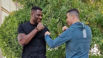 Ronaldo khích lệ cựu vô địch UFC đấu Tyson Fury