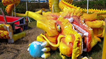 Linh vật rồng nằm ngổn ngang chờ làm công viên