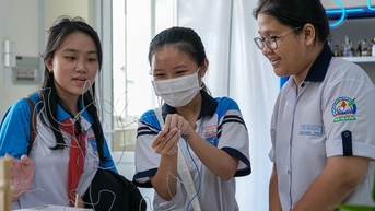 Học sinh tiếng Anh tích hợp có bao nhiêu 'con đường' vào lớp 10 công lập?