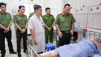 Tạm giữ hình sự đối tượng phóng xe máy tông đại úy công an ở Hà Nội
