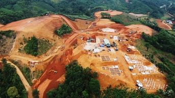 Những khung nhà tái định cư dần hình thành ở Làng Nủ