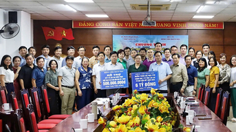 Đoàn công tác Bộ Y tế và Bệnh viện Bạch Mai thăm, tặng quà ngành y tế Lào Cai
