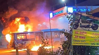 Xe buýt bùng cháy ngay trong cây xăng ở Hà Nội