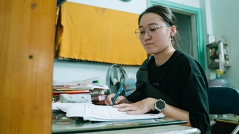 9 tháng 3 lần đeo tang, nữ sinh đi làm nuôi 2 em, vẫn đậu Đại học Ngân hàng TP.HCM