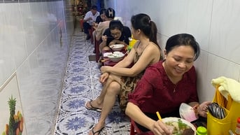 Độc lạ quán bánh canh rộng 1 mét 36 năm ở TP.HCM: Khách vẫn nườm nượp