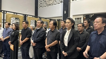 많은 유명 예술가들이 작가 Le Duy Hanh에게 작별 인사를 전했습니다.