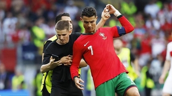 6 fan cuồng lao vào sân 'săn' Ronaldo, UEFA mở cuộc điều tra gấp