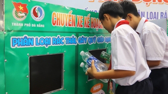 Học trò thu gom rác để gây quỹ giúp bạn