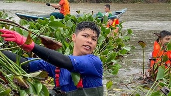 យុវជនរាប់រយនាក់នៅទីក្រុង Da Nang ក្លាហានជំនន់ទឹកភ្លៀងដើម្បីប្រមូលទារដើម្បីលុបបឹងមួយទំហំ 20,000 ម៉ែត្រការ៉េ។