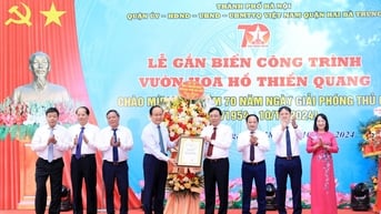 Lãnh đạo TP gắn biển công trình kỷ niệm 70 năm Giải phóng Thủ đô tại Quận Hai Bà Trưng