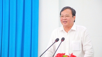 ប្រធានគណៈកម្មាធិការប្រជាជនខេត្ត Tra Vinh លោក Le Van Han និយាយអំពីការរៀបចំពិធីបុណ្យដូងលើកទីមួយ។