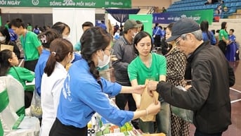 Manulife tổ chức khám sức khỏe miễn phí cho hơn 2.000 người tại Thanh Hóa và Hải Phòng