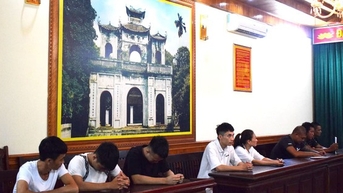 Bắt quả tang 15 con bạc đang xóc đĩa, tịch thu gần 184 triệu đồng