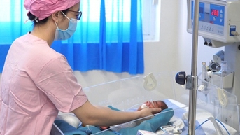 Kỳ diệu bé gái sinh non 850g, sau 5 tuần nuôi dưỡng cân nặng 1,7kg