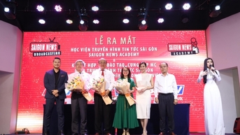 Saigon News Academy គឺជាសាលាតែមួយគត់ដែលប្តេជ្ញាឱ្យសិស្សរបស់ខ្លួនបង្ហាញមុខតាមកញ្ចក់ទូរទស្សន៍។