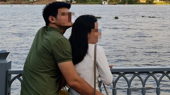 첫 데이트에 오토바이를 타고 가던 중, 그는 그녀가 자신을 '경멸하는 듯한 눈빛으로 바라보는' 것을 보고 일찍 집에 가고 싶다고 말했습니다.