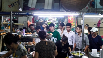 Hà Nội: Thiên đường ẩm thực dưới lòng đất, cầm 100.000 đồng "ăn thả ga"
