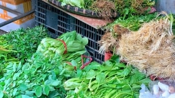 Siêu thị ổn định, chợ truyền thống rau xanh “đội giá”