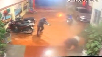 Khoảnh khắc tên cướp nổ súng bắn con trai chủ tiệm vàng ở Hải Dương