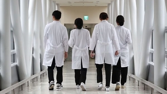 Nghề bác sĩ ở Hàn Quốc: Lương cao, làm việc khắc nghiệt
