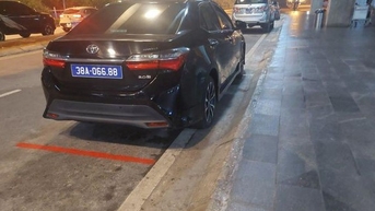 Xe biển xanh bật còi ưu tiên đón người nhà ở sân bay có đúng quy định?